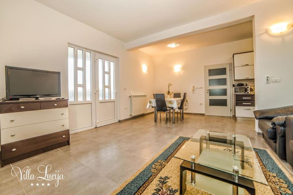 Villa Lucija Pula Bagian luar foto